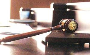 儿子14岁时杀人潜逃，父亲将儿子过继他人欲逃避法律打击