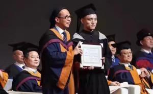 畢業(yè)典禮上受到李嘉誠注目，維和勇士韓平7年終于本科學(xué)業(yè)