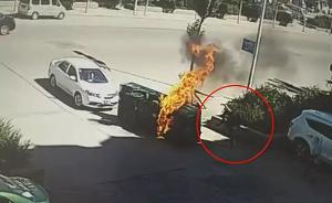 暖闻｜三轮车侧翻起火司机被困，一过路小伙踹烂挡风玻璃救人