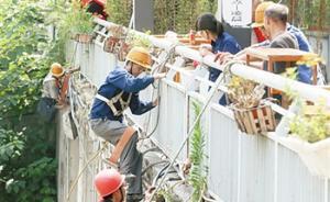 洪峰過境重慶緊急拆除兩江邊燈飾：將編碼保存，10月復(fù)裝