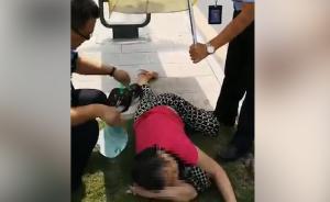 老人突發(fā)疾病倒地，民警輪流撐傘扇風(fēng)