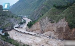 甘肅舟曲泥石流致道路被毀，搶險進行中