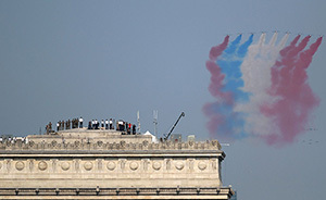 早安·世界｜法國國慶閱兵意外不斷，摩托撞車飛機還噴錯彩煙