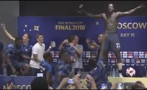 冠軍發(fā)布會就這樣成了香檳派對