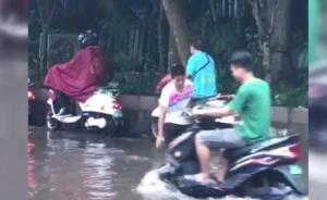 暖闻｜气象局后勤人员遇道路积水赤脚排涝，获赞“排涝哥”