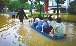 江水倒灌四川女子監(jiān)獄積水，獄警“擺渡”刑滿釋放人員出獄