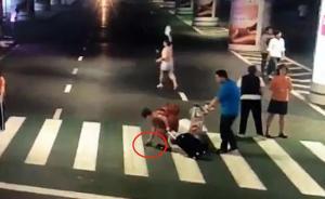 機(jī)場(chǎng)“撿錢包藏匿”的大媽經(jīng)排查航班被找到，聲稱尋失主未果