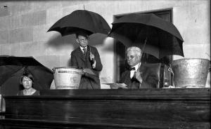 黑白老照片里的洪水：苦中作樂的本事，地球各國人民都有