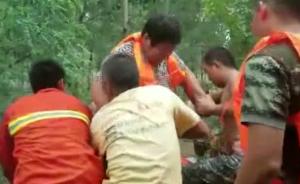 村民困洪水擔(dān)心財(cái)產(chǎn)，消防耗6小時(shí)救援