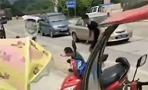 男子買飲料感謝小女孩指路，被當(dāng)人販打