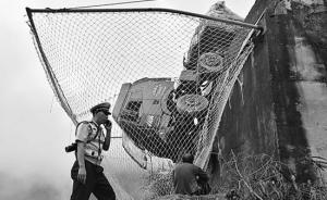 大貨車失控沖出自救匝道掛在百米懸崖，墻外網(wǎng)兜兜住車上兩人