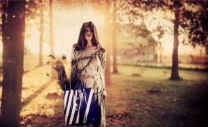 《欢迎来到黑泉镇》：如果你身边总出现一个双眼被缝住的女巫