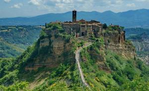 從死到生：中國游客為宮崎駿“天空之城”原型小鎮(zhèn)注入強心針