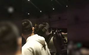 踢椅引矛盾，看完《邪不壓正》兩男扭打