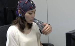 兩只手不夠用？試試腦電波機控制械臂