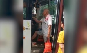 投1元坐公交反悔想收回，男子不讓車走
