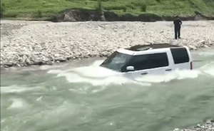 省洗車費(fèi)，男子河邊洗百萬路虎致車被淹