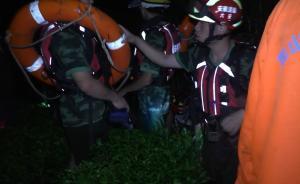 游客暴雨天玩漂流，河水上漲被困