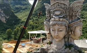 游客挑戰(zhàn)懸空吃米粉，拉升后恐高放棄