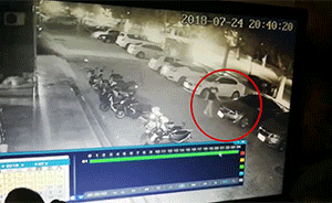 路邊一排車遭“手欠男”一路劃光