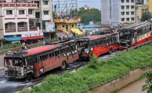 印度爆發(fā)大規(guī)模抗議：燒毀100輛車、中斷鐵路、封鎖公路