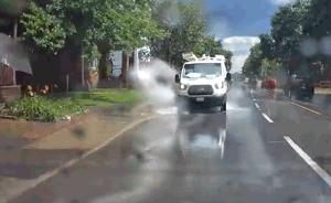 故意朝路人濺水，加拿大司機(jī)被解雇