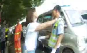 河北任丘公安：女行人謾罵毆打勸阻其闖紅燈的輔警，被刑拘