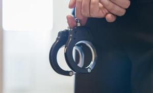 休漁期深海摸海螺，“蛙人”滿載而歸時被執(zhí)法人員逮個正著