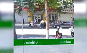 違停車被清，司機摔倒交警執(zhí)勤人員踹頭