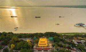 登岳陽(yáng)樓，又見(jiàn)“浩浩湯湯”