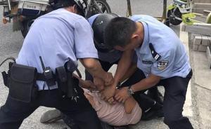 佛山一无证大货车冲卡逃逸直撞14辆车，警方连鸣6枪示警