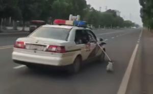 南京江宁警方回应警车拖拽流浪狗：处置不专业接受批评