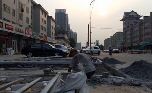 67歲老人打工鋪磚:能賺錢不跟兒女要