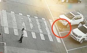 小女孩蹲在车前系鞋带，粗心司机未察觉开车碾过