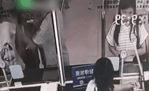 68歲老人插隊買票，惹惱男孩被掐脖