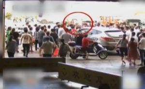 男童玩耍被卷入車底，眾人抬車救出