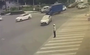 司機低頭看導(dǎo)航，撞翻路中央輔警