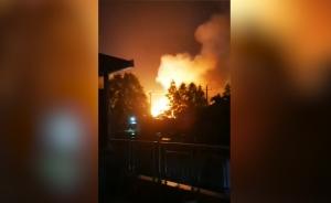 載有毒化學(xué)品半掛車(chē)收費(fèi)站起火