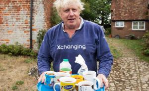 端茶送水？英国前外交大臣回避记者提问