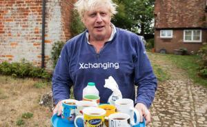 端茶送水？英国前外交大臣回避记者提问