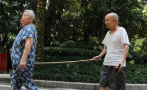 七旬妻子用竹竿牽雙目失明丈夫散步，“現(xiàn)在我就是你的眼晴”