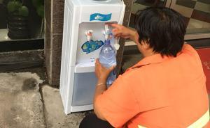 暖聞｜廣東一理發(fā)店免費為環(huán)衛(wèi)工供水，店主：天天見就像鄰居