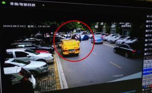 杭州倆小孩被卷車底，多人沖上去抬車