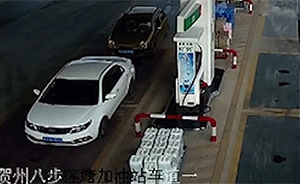 加油站內(nèi)轎車爆炸自燃，員工一分鐘撲滅