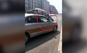 违停被查,出租车撞丰田后再顶行民警