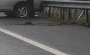 浙江司機高速公路車道內(nèi)停車救人，交警：行為可嘉但存隱患