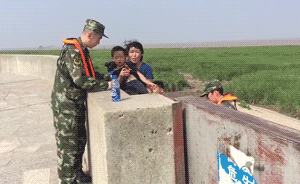 臺(tái)風(fēng)來臨，邊防官兵勸離海邊觀潮游客