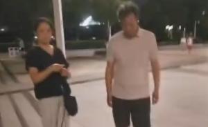 蘇州一夫妻遛狗不拴繩，稱“我家狗從不咬人，只咬素質(zhì)低的”