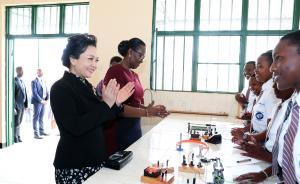 彭麗媛參觀(guān)盧旺達(dá)法維女子中學(xué)，特別希望女孩能享受平等權(quán)利