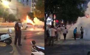 轎車自燃眾人圍觀，公交司機(jī)停車幫滅火